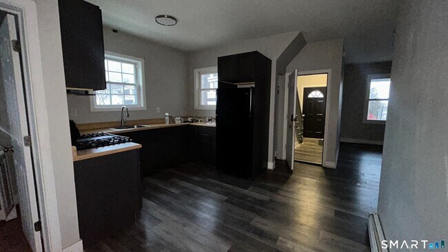 Building Photo - 222 Hallock Ave