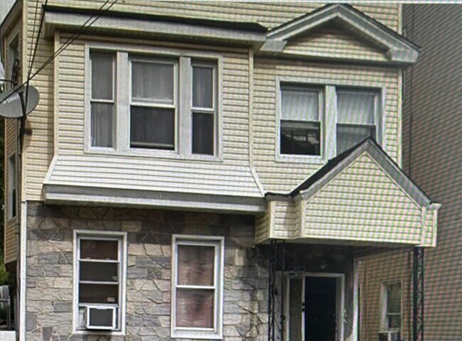 Building Photo - 375 6th Ave W