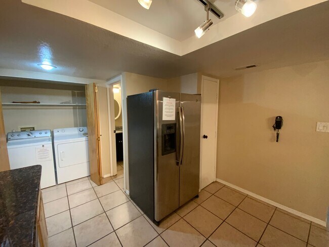 Building Photo - *Owner Broker* 2 Bedroom Townhome Availabl...