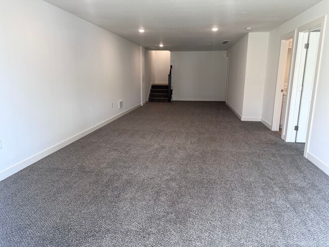 Building Photo - 4 Bed | 3 Bath | 1 Car Garage Duplex in Kansas City