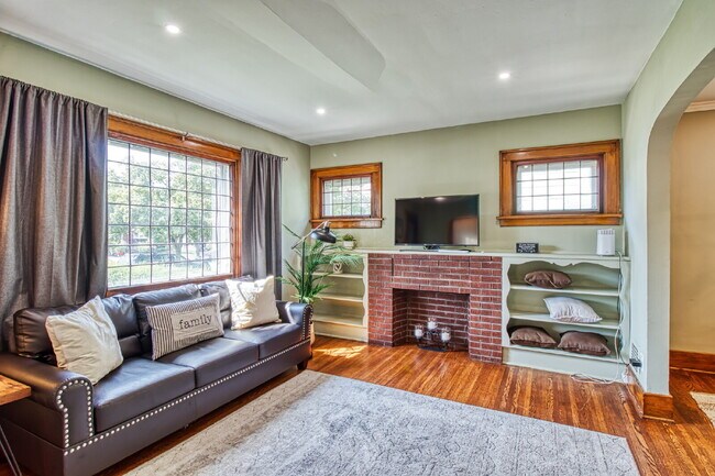 Building Photo - Furnished 4-Bedroom Single-Family Home in Kenmore