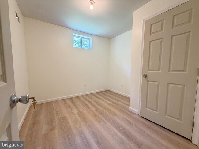 Building Photo - 10 S Meadow Ct