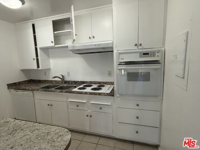 Primary Photo - 10840 Camarillo St