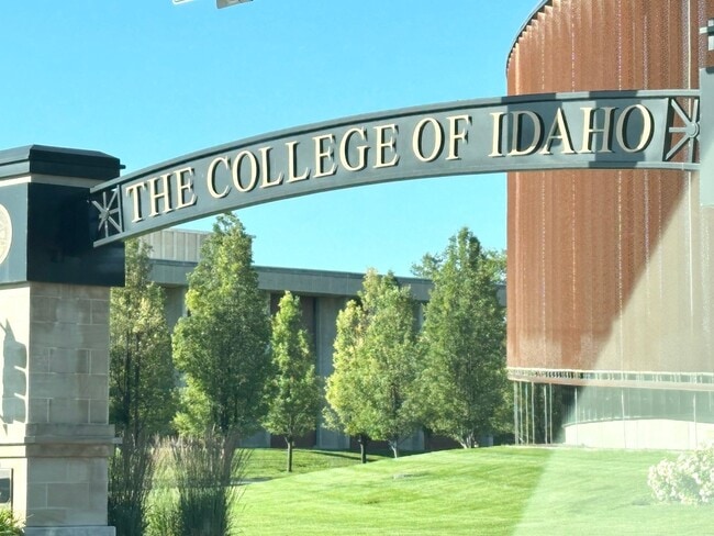 Building Photo - Adorable remodeled in 2023 2 bedroom 1 bathroom duplex available soon!