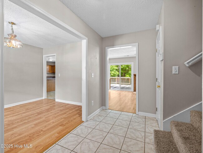Building Photo - 882 Pine Valley Rd
