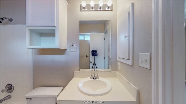 Building Photo - 1509 Hollow Hill Dr