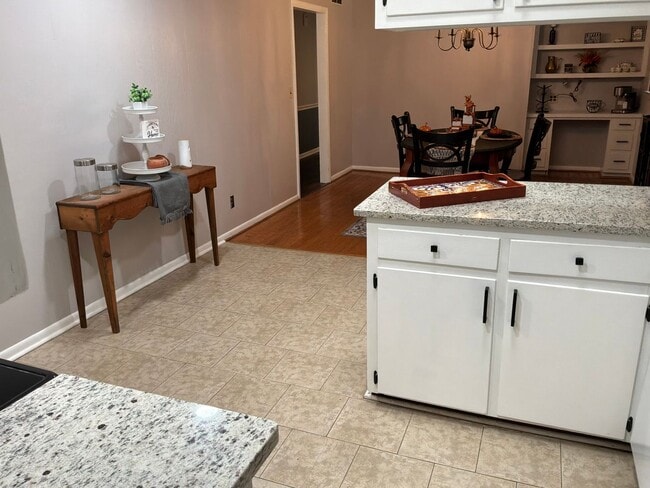 Building Photo - Spacious 3-Bed, 2-Bath Home in Lexington, NC