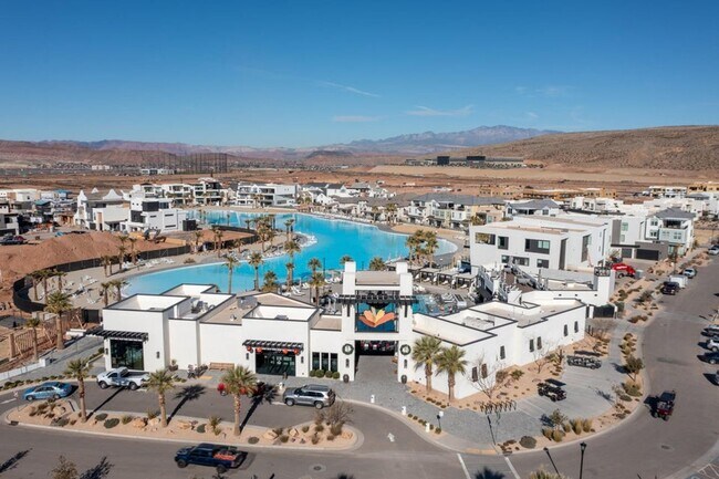 Building Photo - Desert Color Townhome!