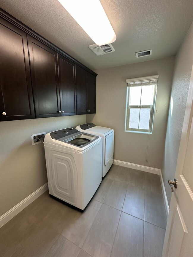 Building Photo - 1325 E Via Viola Way