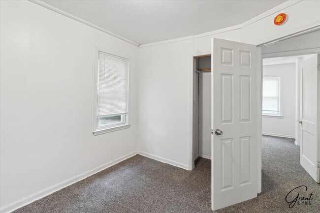 Building Photo - $1500 5 bedroom 2 bath