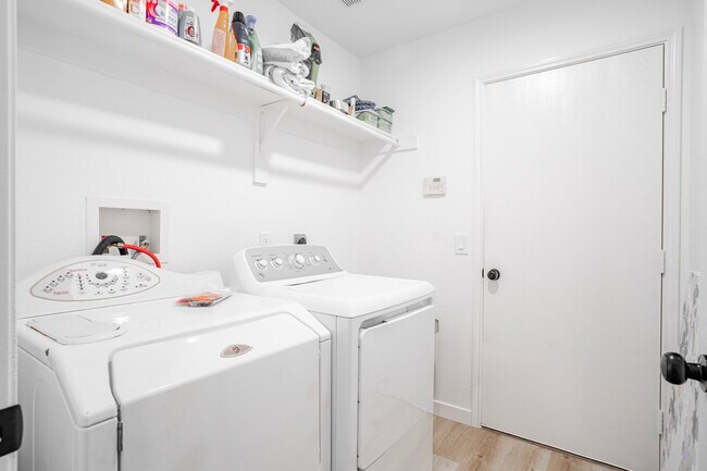 Building Photo - 323 Celia Cir