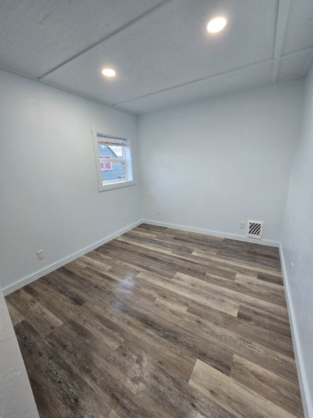 Building Photo - 1130 E 2nd St