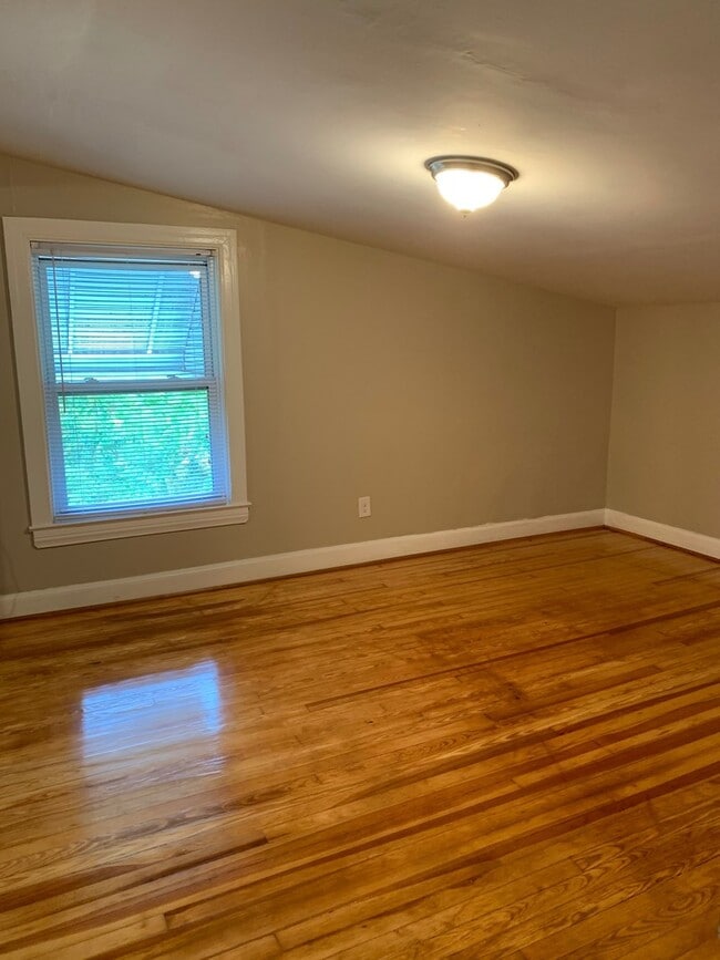 Building Photo - Beautiful 5 bed/2 bath house