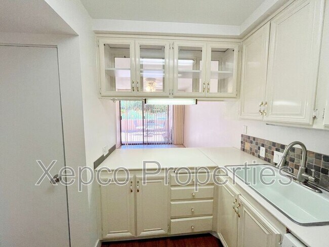 Building Photo - 2571 N Whitewater Club Dr