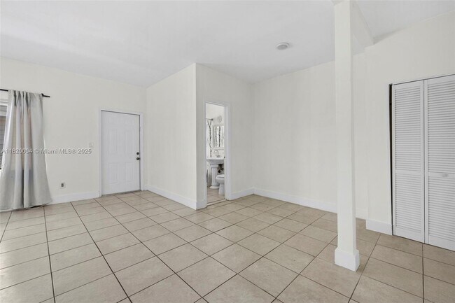 Building Photo - 8135 Crespi Blvd