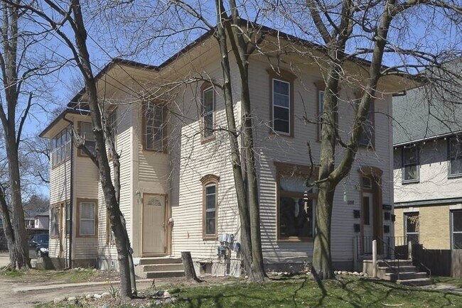 Building Photo - Attractive Remodeled Efficiency 2nd floor ...