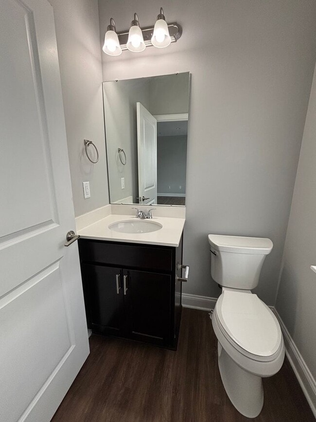 Building Photo - Beautiful Townhome in Washington! - 3 Bedroom