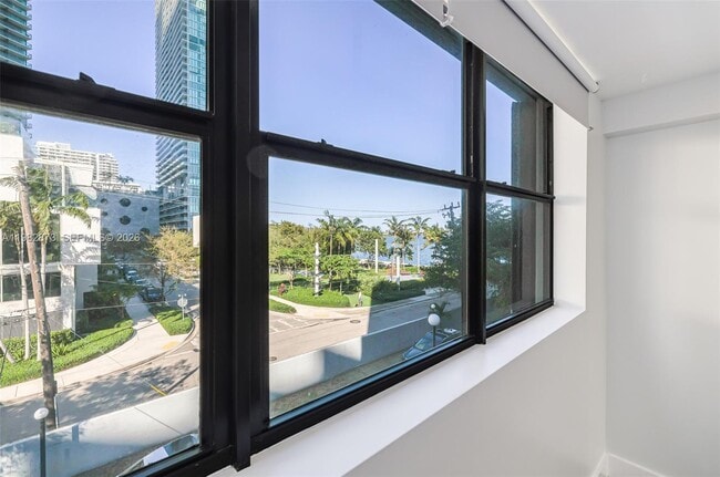 Building Photo - 555 NE 30th St