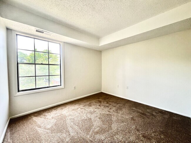 Building Photo - Bright & Spacious | 955 sqft 2BR/2BA Condo | Excellent Commuter Location!