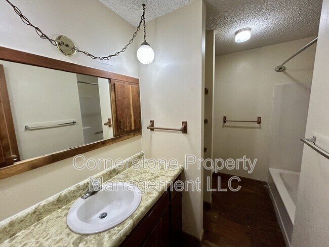 Building Photo - 723 Locust St