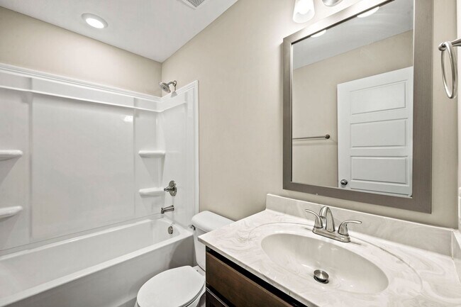 Building Photo - Beautiful Like-New Split Foyer Home Off Ex...