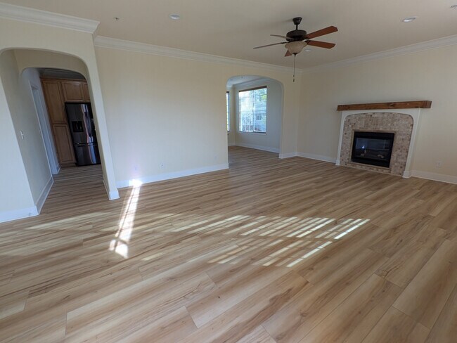 Building Photo - 5592 Diamond Ridge Dr