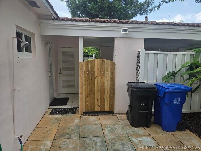 Building Photo - 1152 Bayview Dr