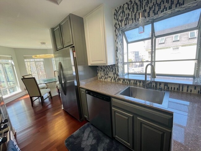 Building Photo - Beautiful furnished two bedroom two bath c...