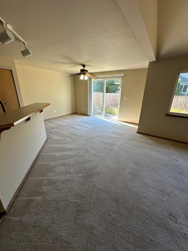 Building Photo - 3 Bedroom 2 Bath Home 2 Car Garage