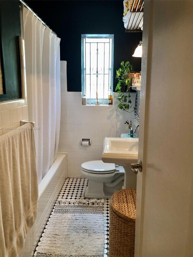 Building Photo - 551 NE 69th St