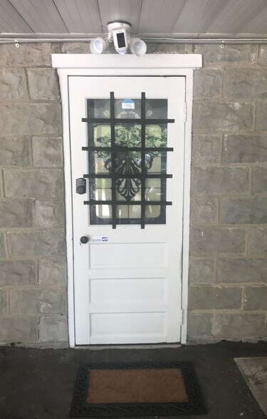 Private Entrance - 128 Woodmont Blvd