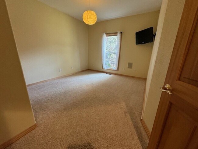 Building Photo - MOVE IN SPECIAL $1000 OFF FIRST MONTHS REN...