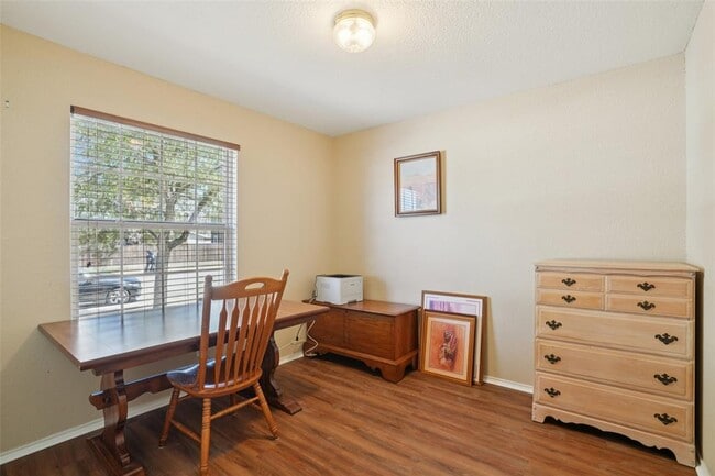 Building Photo - 410 S Water Ln