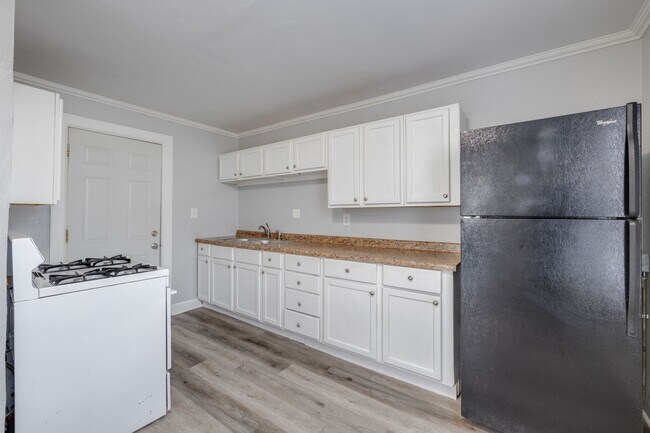 Building Photo - Park/5th Duplex