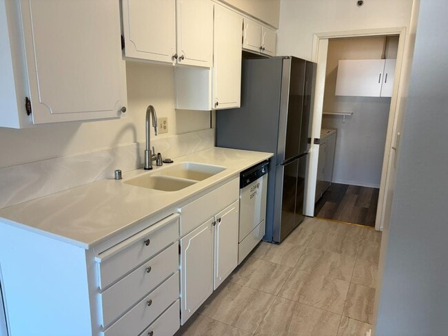 Building Photo - 2419 Greendale Dr