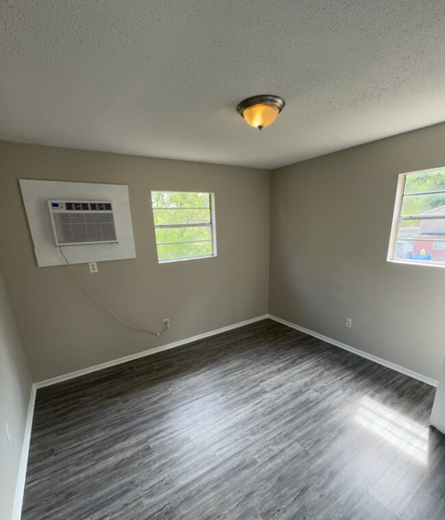 Building Photo - Updated 3 bed 1 bath in Brainerd! Vouchers Accepted! Leasing Specials Available!