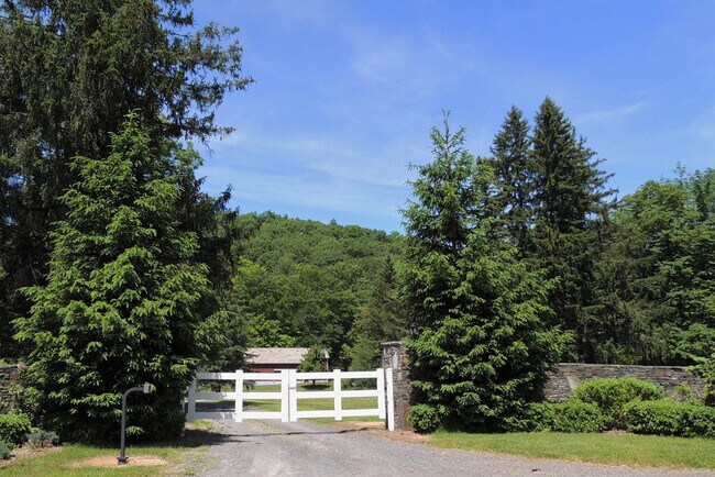 Building Photo - 438 Doodletown Rd