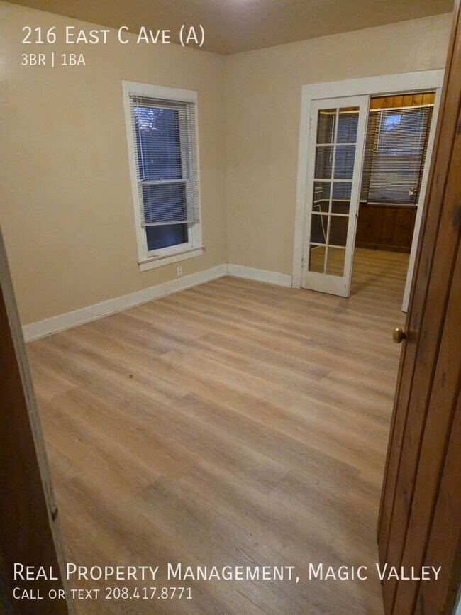 Building Photo - 216 E Ave A