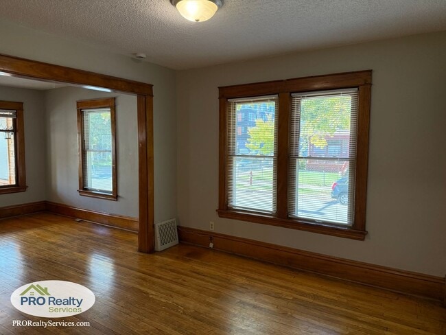 Building Photo - Updated 3 Bedroom House in Minneapolis
