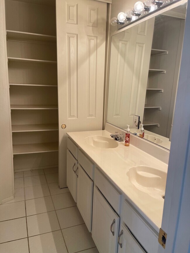 Building Photo - 2246 Sisley Pl