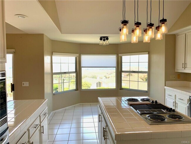 Building Photo - 6 Saros