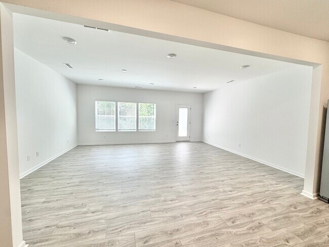 Building Photo - Brand-new three bedroom 2 1/2 bath townhome