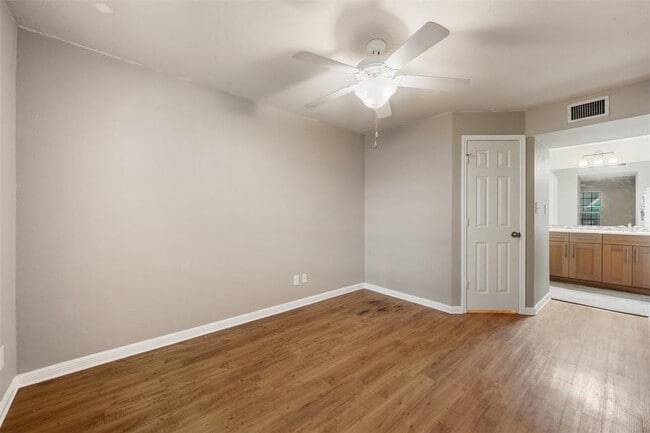 Building Photo - 7685 Northcross Dr