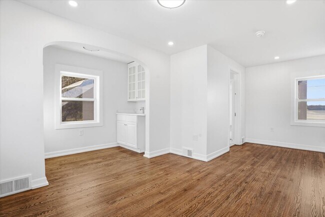 Building Photo - 297 E Lakeview Ave