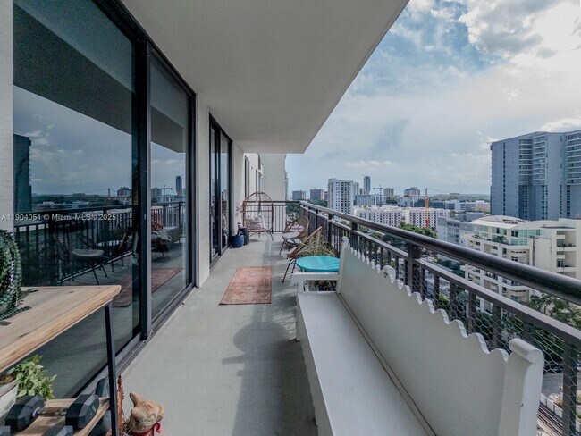 Building Photo - 999 SW 1st Ave