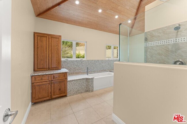 Building Photo - 1630 Bridgeport Dr