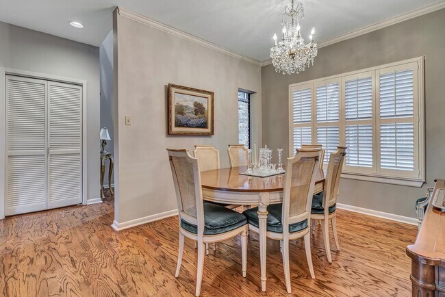 Building Photo - LUXURY 3-BEDROOM TOWNHOME IN ALAMO HEIGHTS