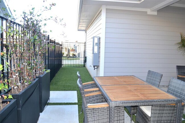 Building Photo - 8415 Laughlin Ln