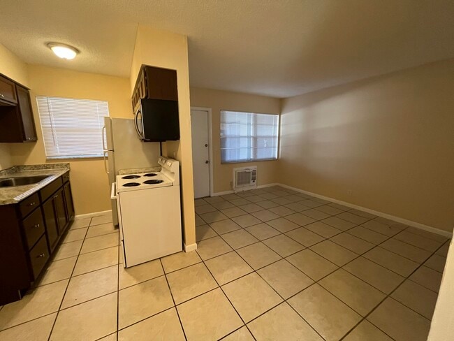 Building Photo - 700 S Broadway