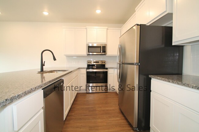 Building Photo - Upscale Three-bedroom Townhome!